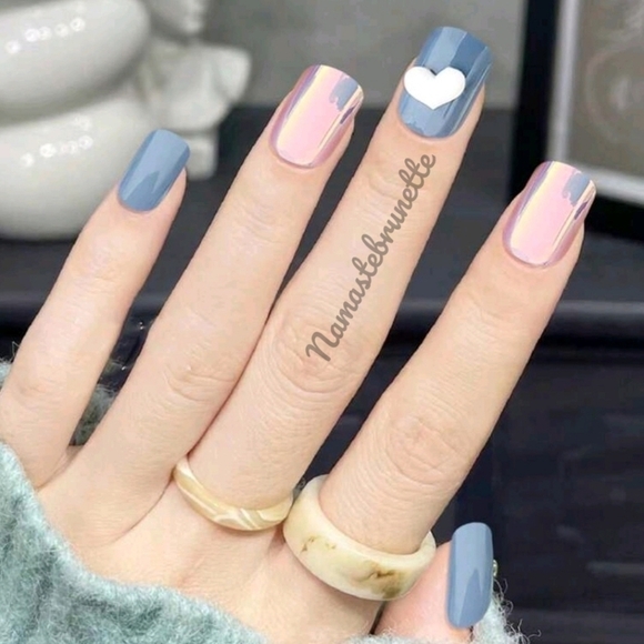 3D Hearts & Iridescent Press On Nails - Picture 5 of 15